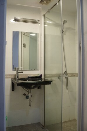 Family Room | Bathroom | Shower, free toiletries, hair dryer, towels - Douceur De L'aube (Hanoi)