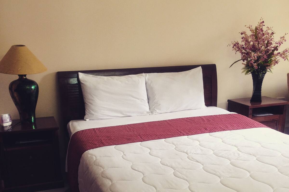 Deluxe Tek Büyük Yataklı Oda | Minibar, odada kasa, ücretsiz beşik/çocuk yatağı, portatif/ilave yatak