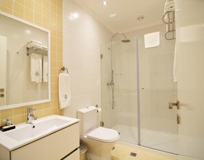 Shower, free toiletries, hair dryer, towels - Rossio Apartments (Lisbon)