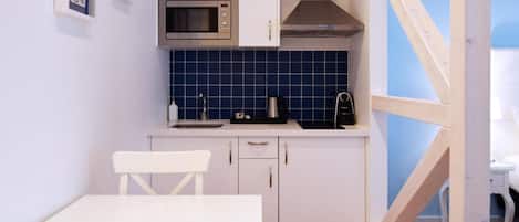 Réfrigérateur, micro-ondes, plaque de cuisson, machine à expresso
