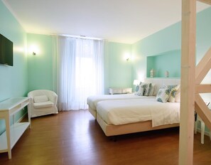 Cofres nos quartos, cortinas blackout, quartos à prova de som