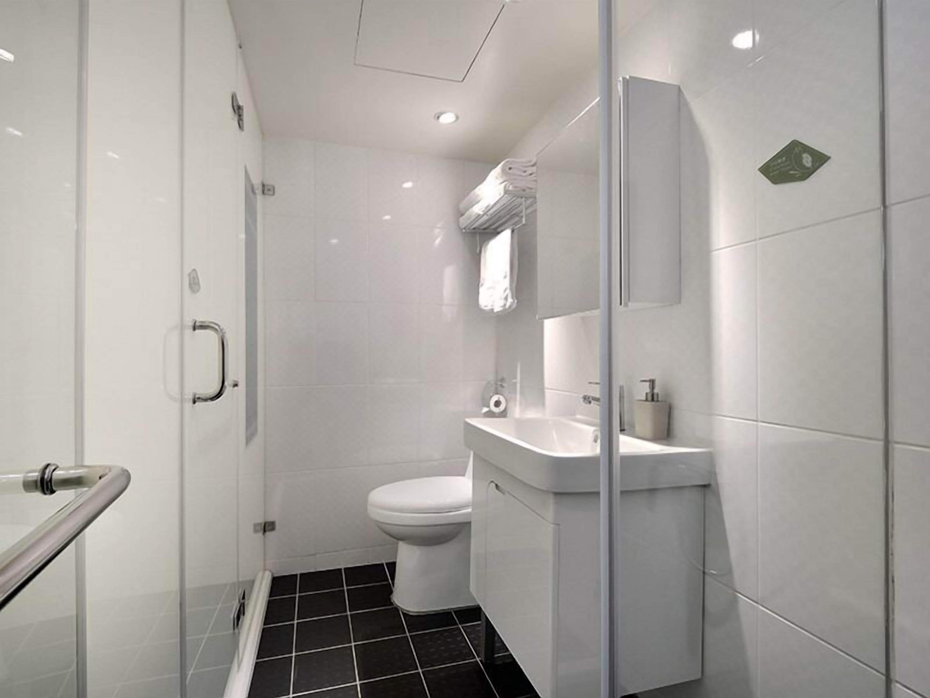 deluxe double room | bathroom | shower, rainfall showerhead, free toiletries, hair dryer