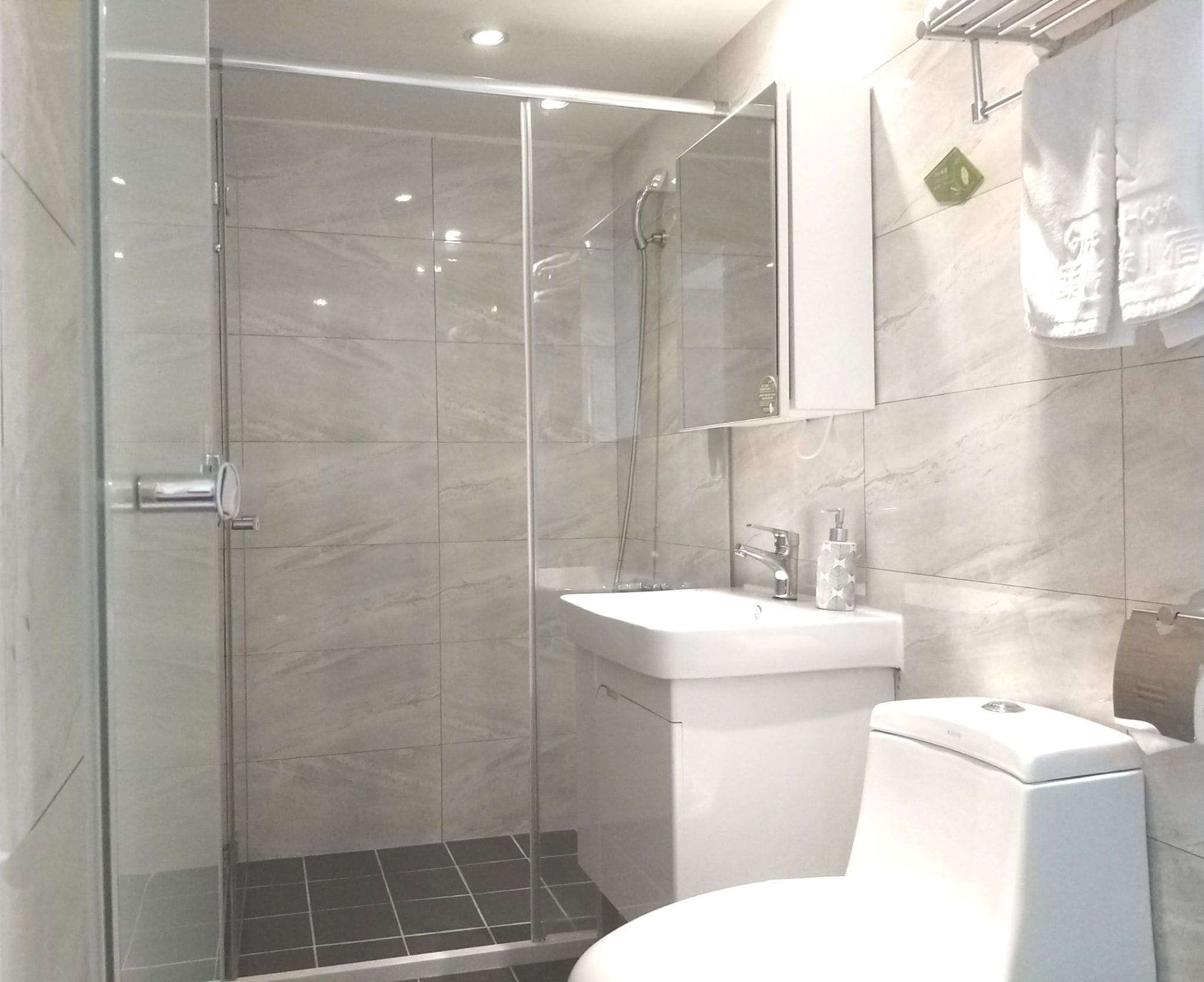 deluxe quadruple room | bathroom shower