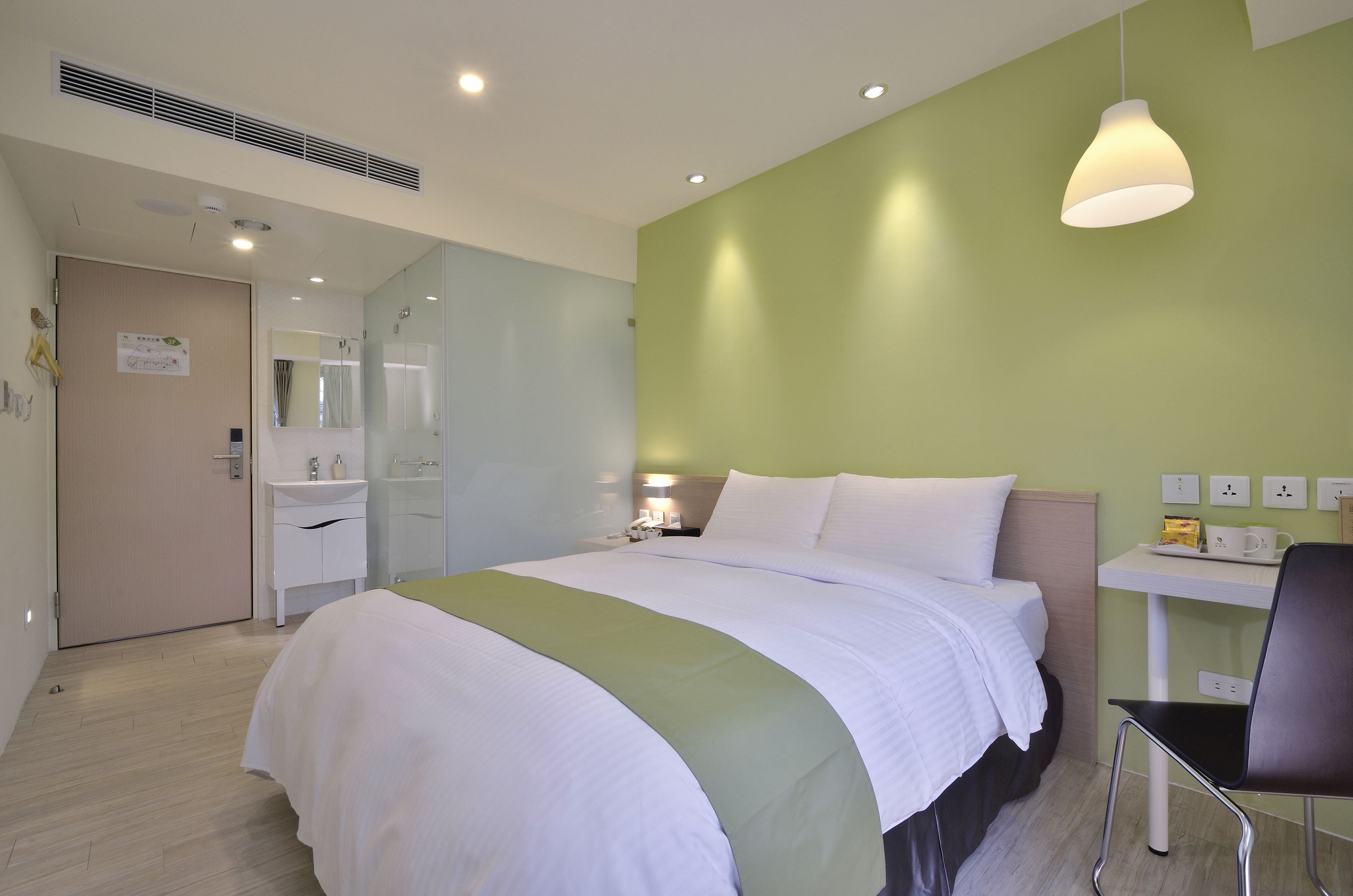 Quarto casal econômico | Edredons de pluma, escrivaninha, cortinas blackout