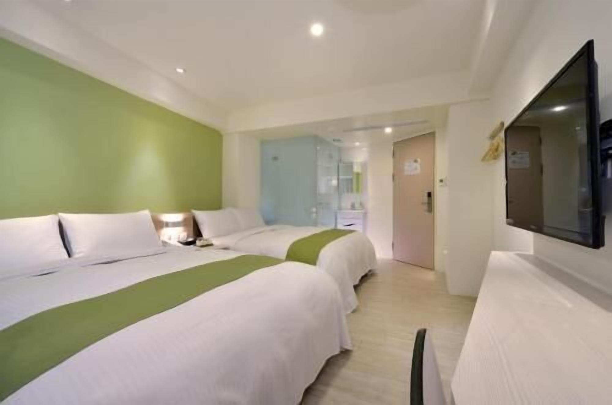 Dundyner, skrivebord, blendingsgardiner og lydisolert