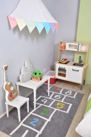 Habitación familiar | Edredón, escritorio, cortinas blackout y insonorización 