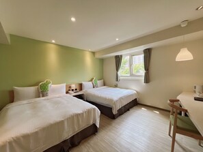 Family Room | Down duvets, desk, blackout curtains, soundproofing - Green Hotel - Fengjia (Taichung)