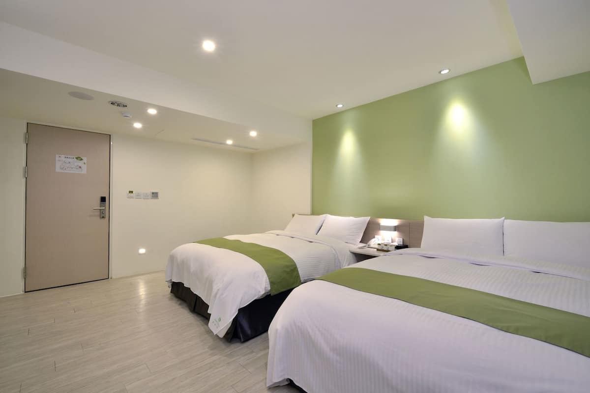 羽毛の掛け布団、デスク、遮光カーテン、防音設備