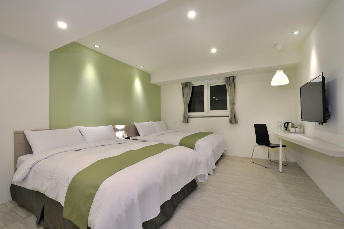 Habitación cuádruple Deluxe | Edredón, escritorio, cortinas blackout y insonorización