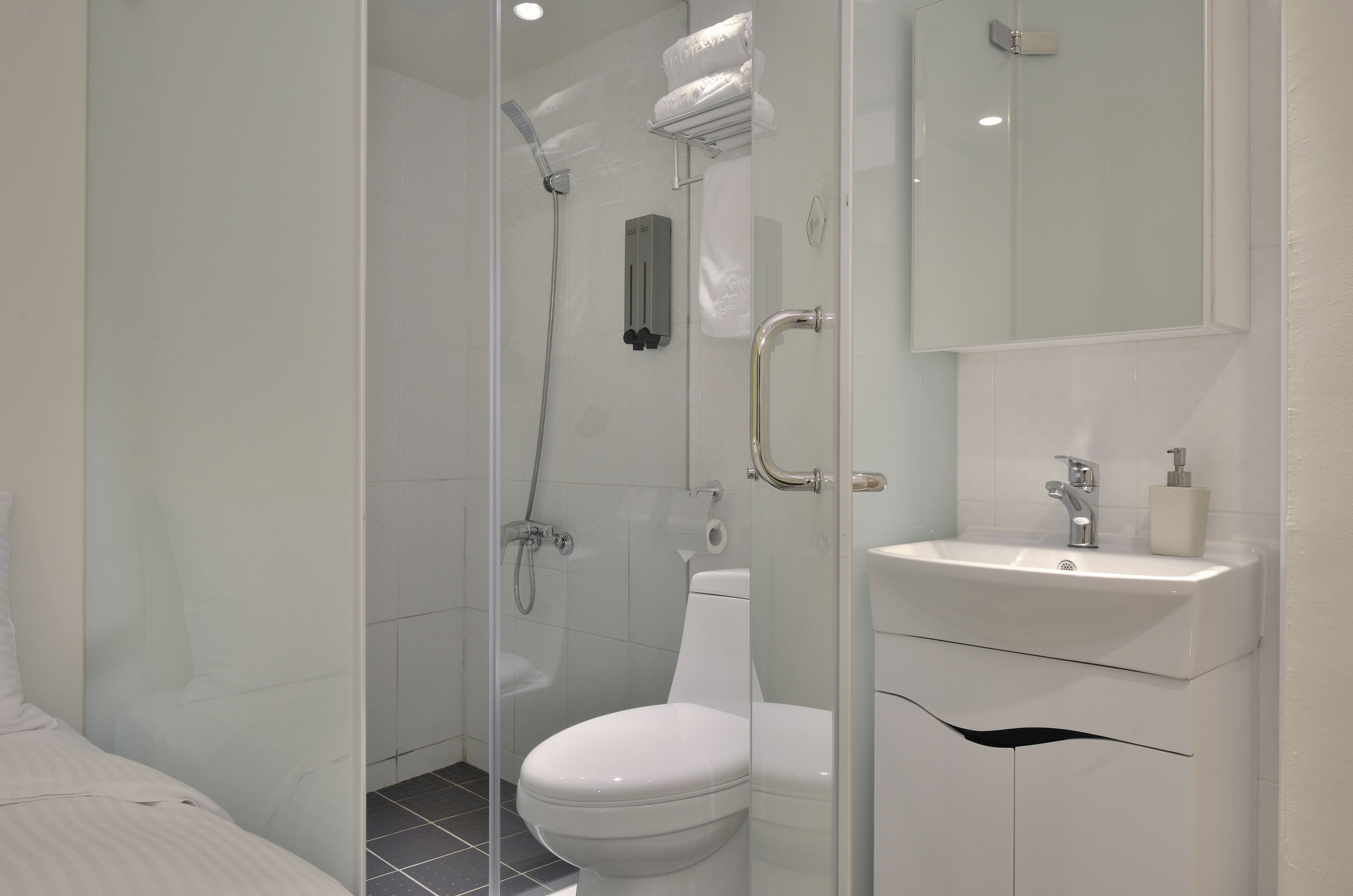 shower, rainfall showerhead, free toiletries, hair dryer