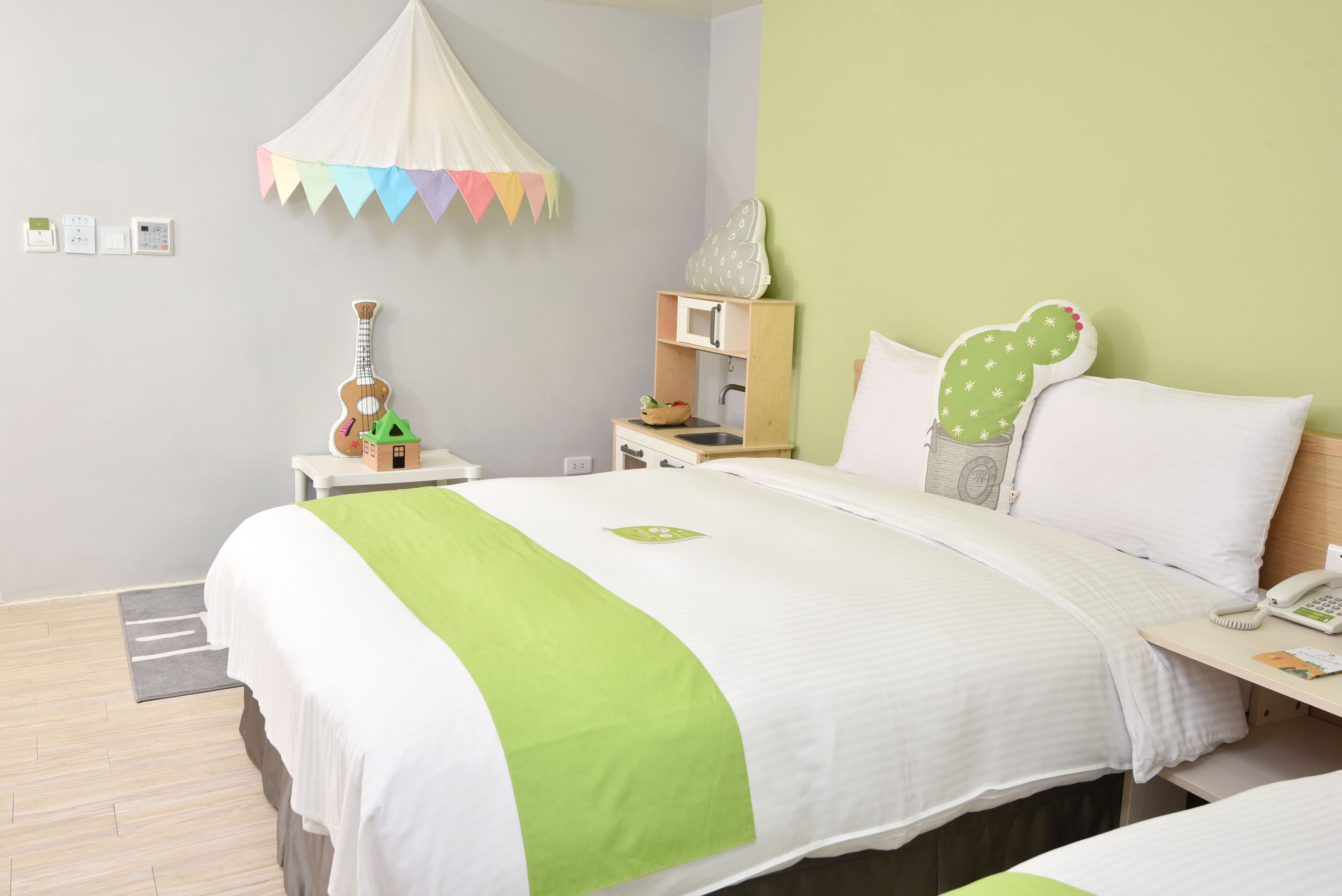 Dundyner, skrivebord, blendingsgardiner og lydisolert