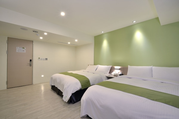 Deluxe vierpersoonskamer | Donzen dekbedden, een bureau, verduisterende gordijnen