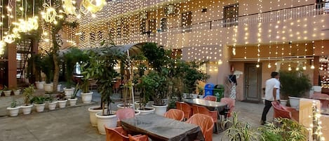 供應早餐、午餐、晚餐和早午餐