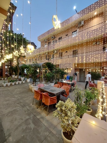 Breakfast, lunch, dinner and brunch served . Hotel Alka