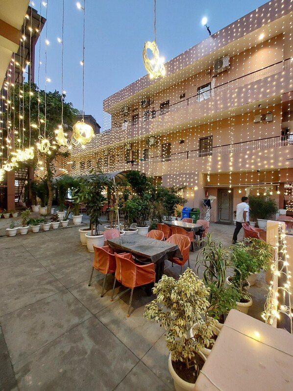Breakfast, lunch, dinner and brunch served - Hotel Alka (Varanasi)