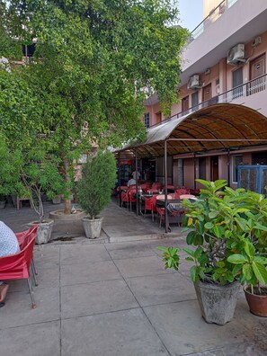 Courtyard - Hotel Alka (Varanasi)