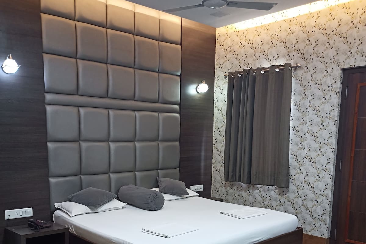 Chambre Prestige double, 1 très grand lit, réfrigérateur | Literie de qualité, coffre-fort, bureau, accès au Wi-Fi (inclus)