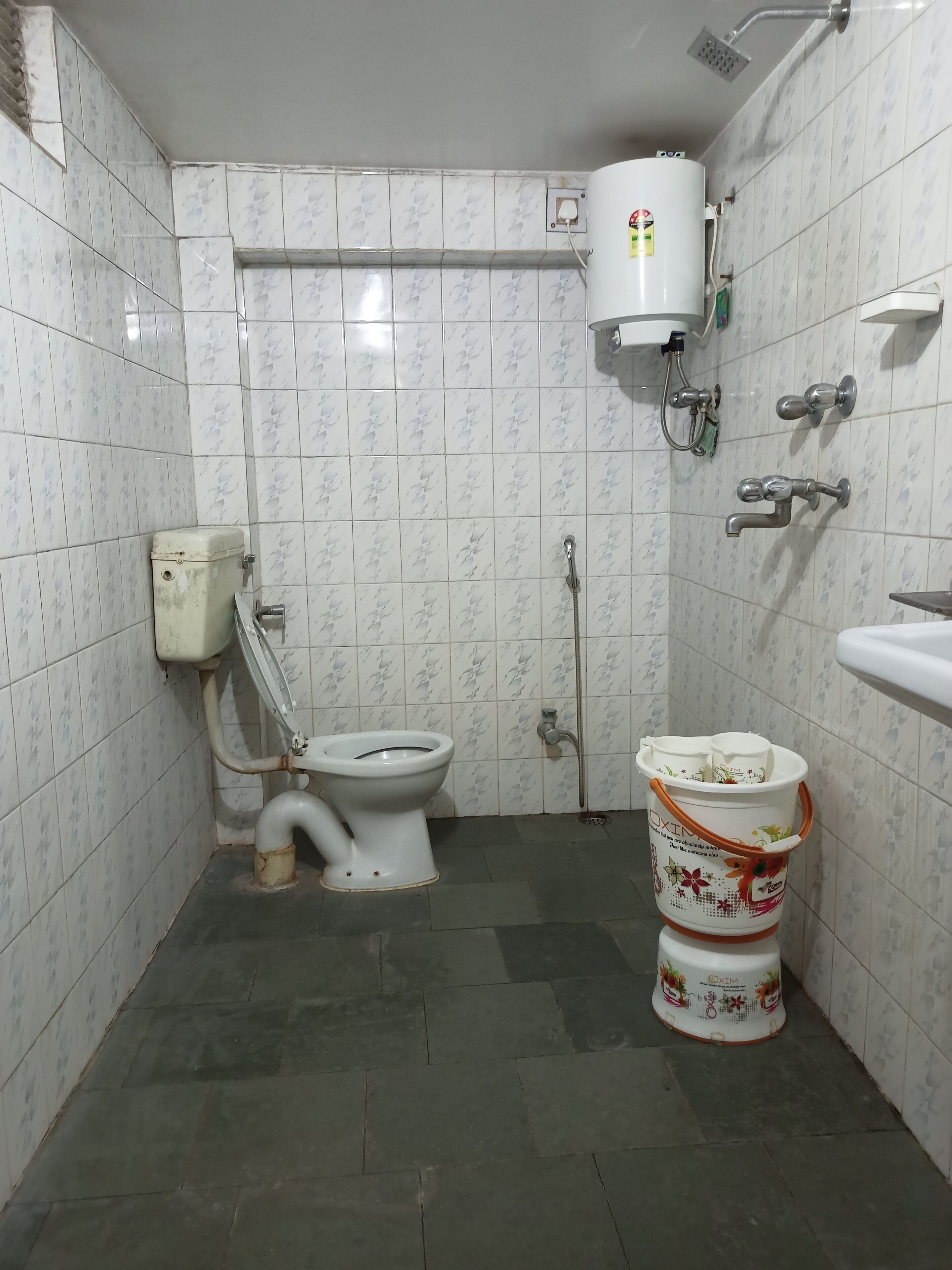 Ducha, artículos de higiene personal gratuitos y toallas