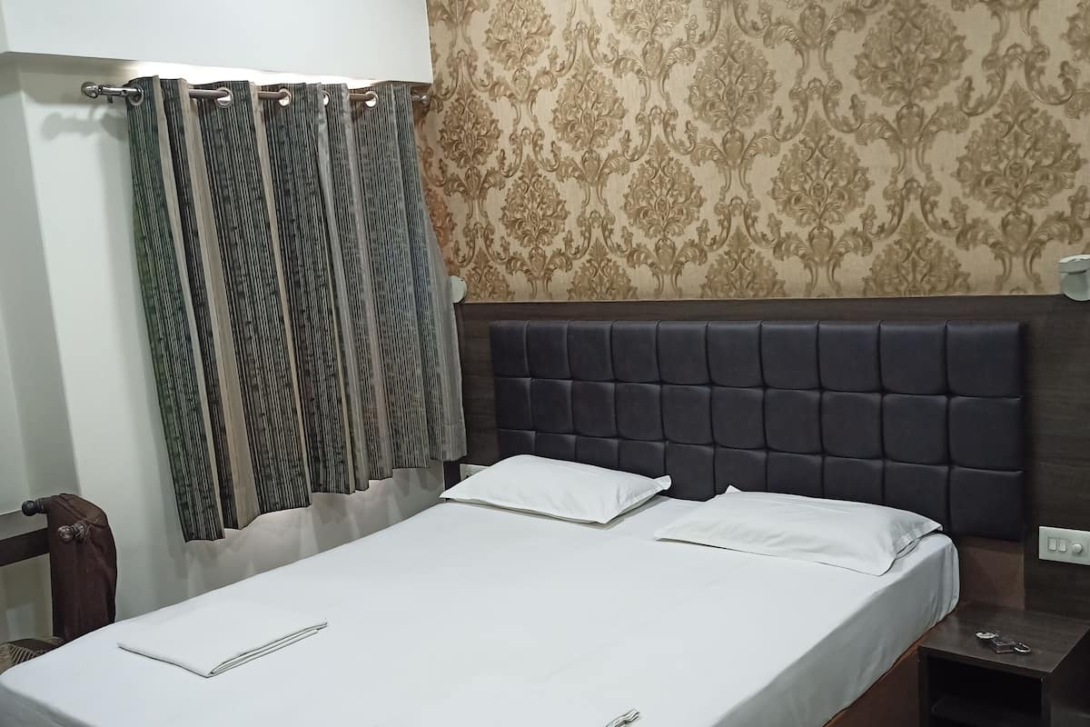Chambre royale double, 1 très grand lit | Literie de qualité, coffre-fort, bureau, accès au Wi-Fi (inclus)