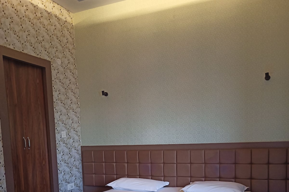 Chambre Deluxe double, 1 très grand lit | Literie de qualité, coffre-fort, bureau, accès au Wi-Fi (inclus)