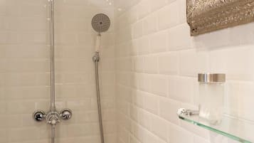 Douche, douche à « effet pluie », articles de toilette gratuits