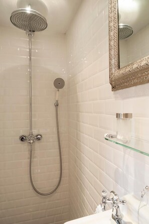 Shower, rainfall showerhead, free toiletries, hair dryer - Residence Breydelhof (Bruges)