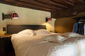 1 habitación, escritorio, tabla de planchar con plancha y cunas