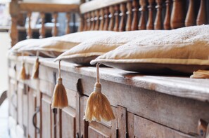 Una hilera de armarios de madera con flecos colgantes.