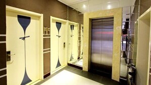 Un ascensor moderno con detalles metálicos y un panel de vidrio en un lateral.