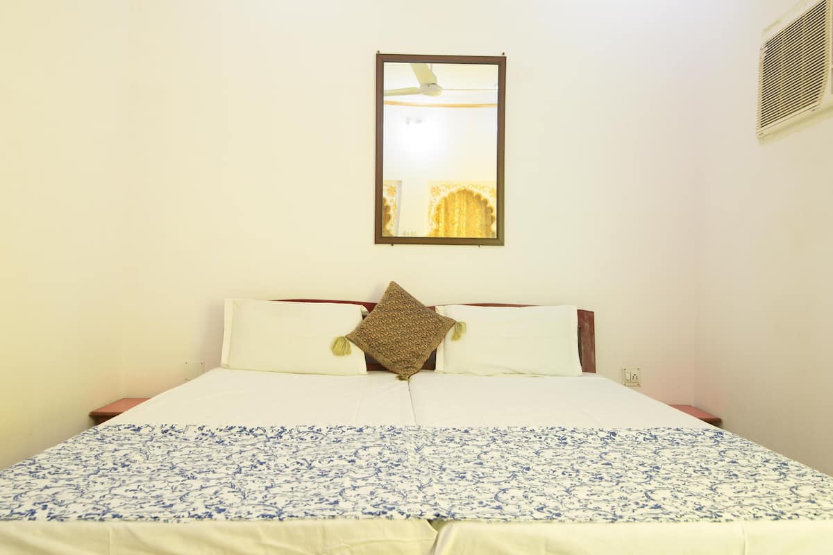 Quarto standard ( A/C ) | Escrivaninha, camas extras/dobráveis (sobretaxa)