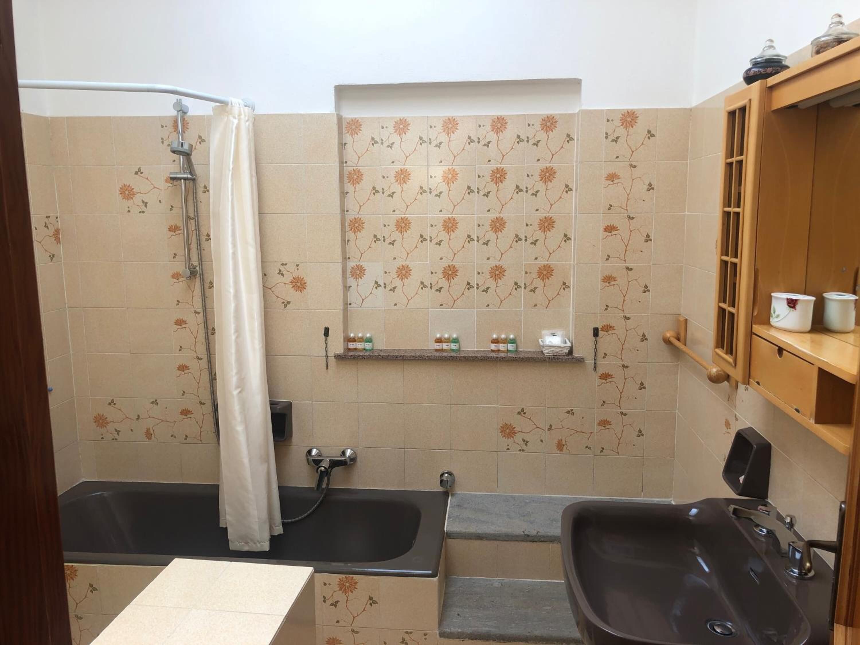 Un baño con dos lavamanos, una ducha y un tocador con espejo.