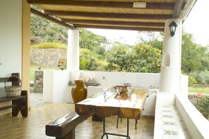 تناول الطعام بالخارج