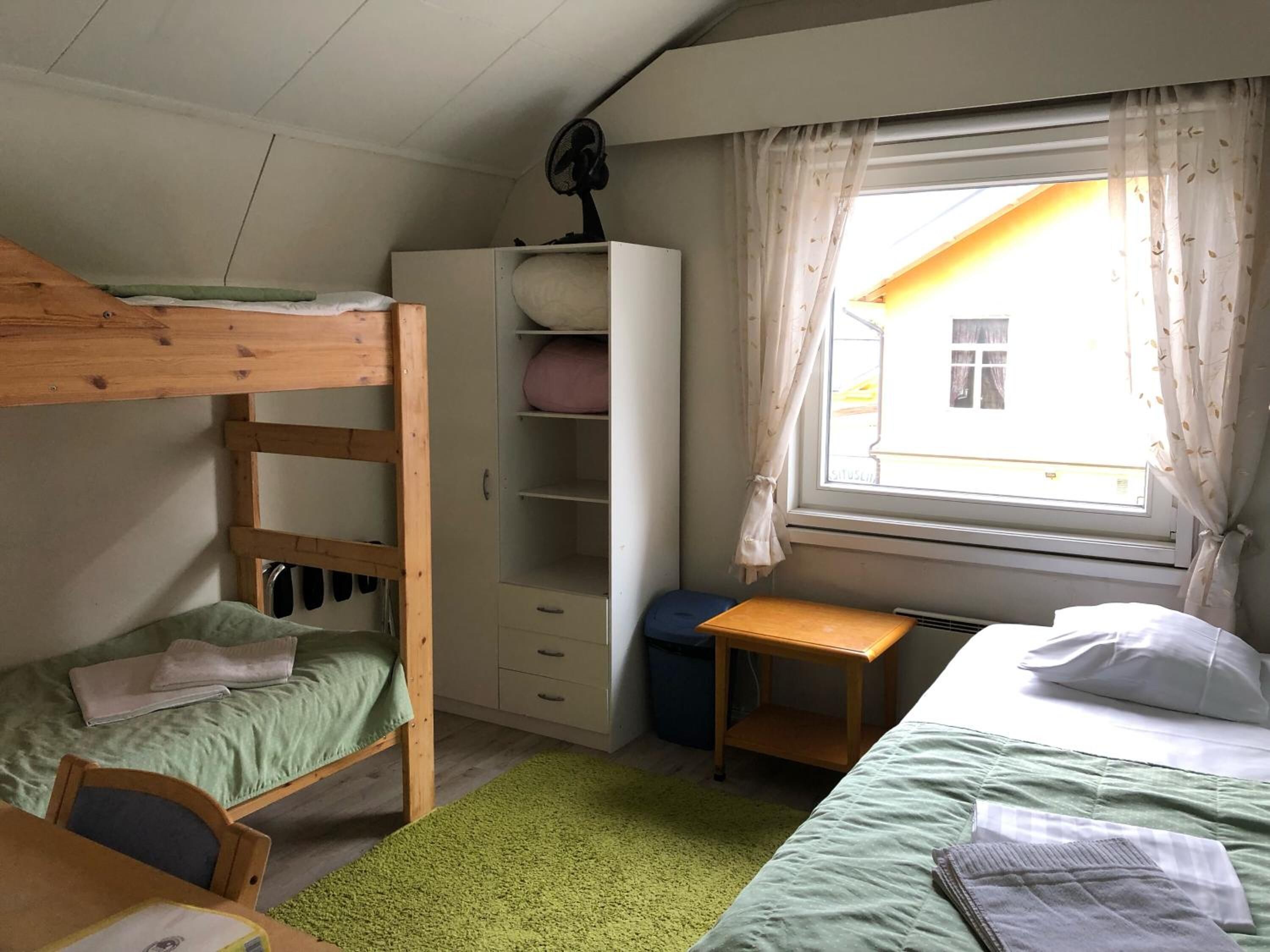 Tallelokero huoneessa, työpöytä, äänieristys, silitysrauta/-lauta