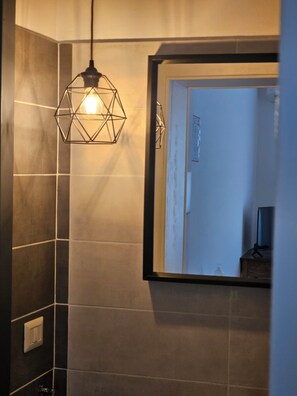 Habitación estándar con 1 cama doble o 2 individuales | Baño | Ducha y cabezal de ducha tipo lluvia