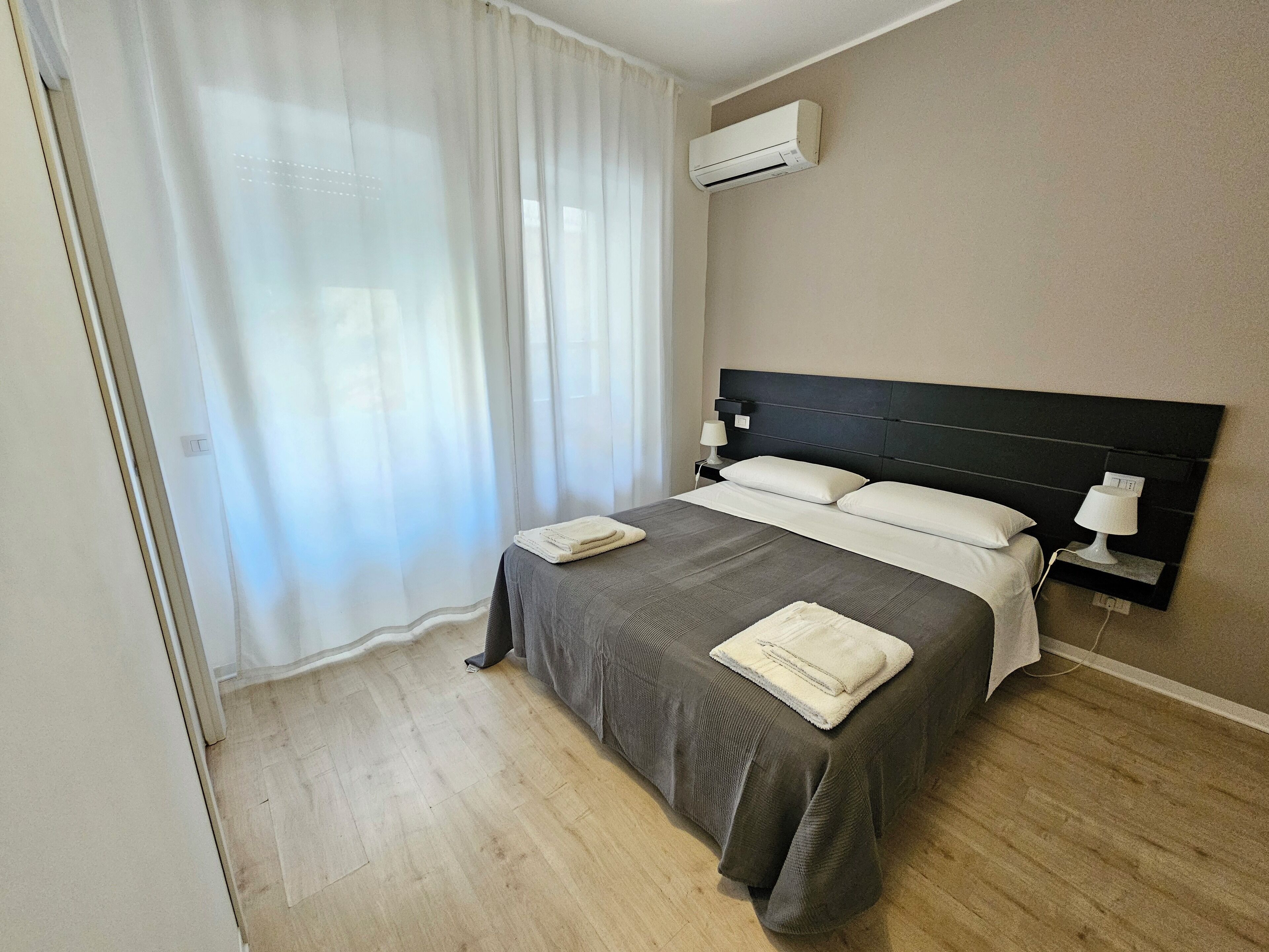 Habitación estándar con 1 cama matrimonial o 2 individuales | Sábanas de algodón egipcio, ropa de cama de alta calidad y escritorio 