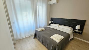 Habitación estándar con 1 cama matrimonial o 2 individuales | Sábanas de algodón egipcio, ropa de cama de alta calidad y escritorio