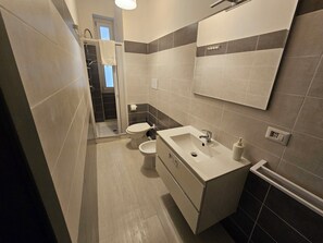 Standard-Doppel- oder -Zweibettzimmer | Badezimmer | Dusche, Regendusche, kostenlose Toilettenartikel, Haartrockner