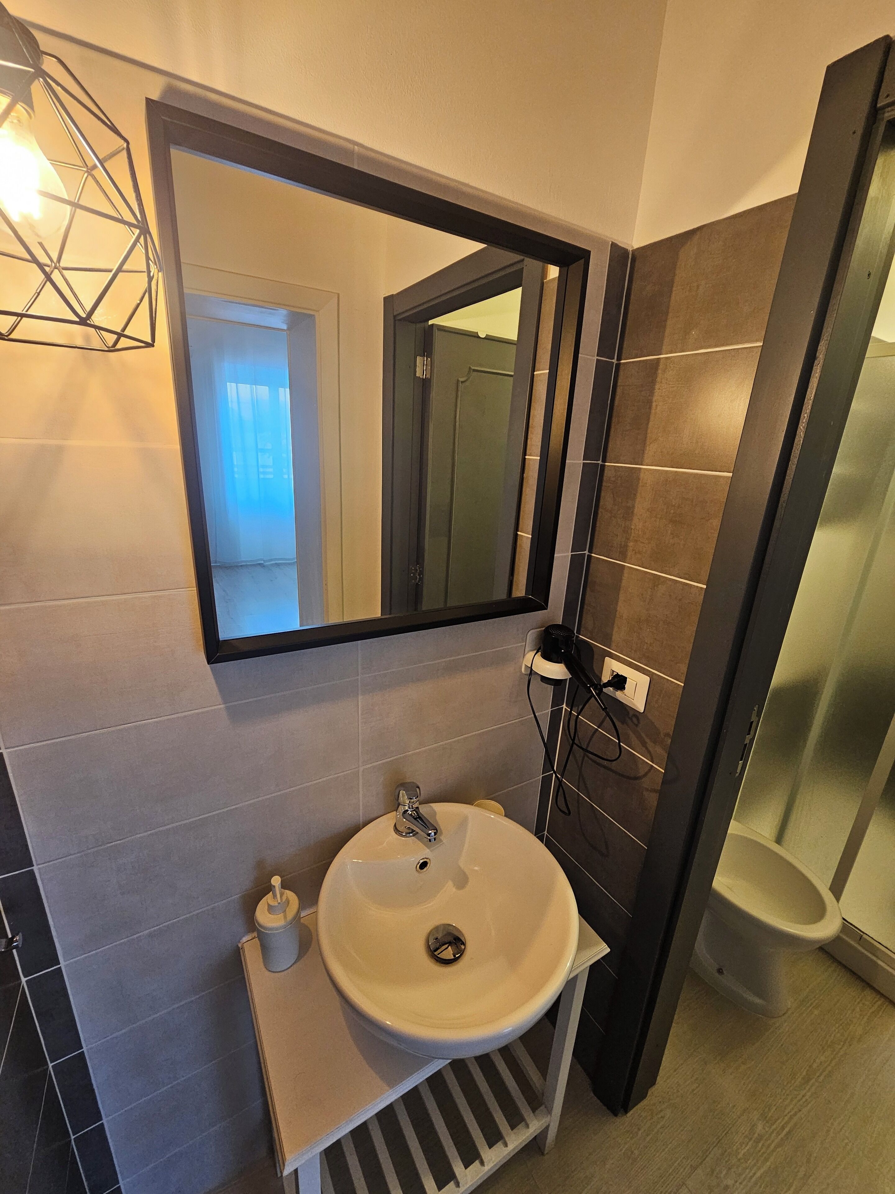 Chambre Standard Double ou avec lits jumeaux | Salle de bain | Douche, douche à « effet pluie », articles de toilette gratuits