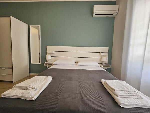 三人房 | 埃及棉床单、高档床上用品、办公桌、笔记本电脑工作区