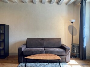 Lägenhet - 2 sovrum - 2 badrum - utsikt mot trädgården (LAVANDE) | Vardagsrum | 82-centimeters platt-tv med digitalkanaler, tv och ett bordtennisbord