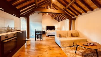 1 bedroom, premium bedding, desk, laptop workspace