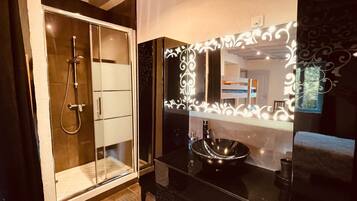 Articles de toilette gratuits, sĂšche-cheveux, serviettes fournies, savon