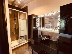 Gratis toiletartikelen, een haardroger, handdoeken, zeep