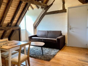 Suite, 1 slaapkamer (CLEMATITE) | Woonruimte | Een 82-cm flatscreentelevisie met digitale zenders en televisie