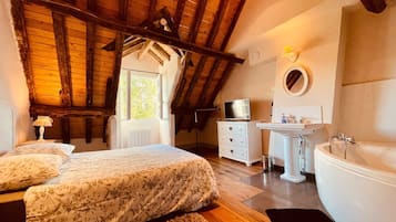 1 bedroom, premium bedding, desk, laptop workspace
