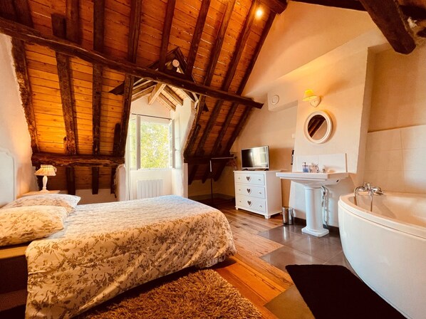 Hochwertige Bettwaren, Schreibtisch, laptopgeeigneter Arbeitsplatz