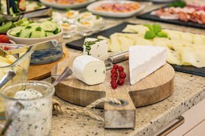 Free daily buffet breakfast - Inselhotel Rügen (Göhren)
