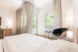 Habitación económica con 1 cama matrimonial o 2 individuales | Ropa de cama de alta calidad y caja de seguridad en la habitación