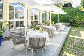 Café da manhã com buffet grátis todos os dias