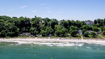 Sulla spiaggia, teli da spiaggia, yoga, pallavolo